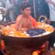Imagen para el artículo titulado El vídeo viral del niño en una olla hirviendo en India no es más que una puesta en escena para engañar crédulos